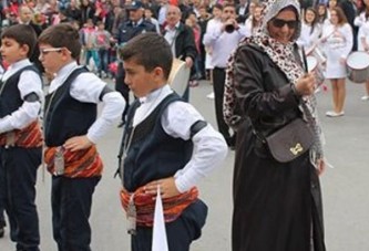 29 Ekim kutlamasında hançerli kadın panik yarattı