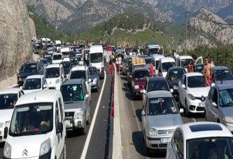 Antalya'da binlerce araç mahsur kaldı