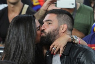 Arda Turan, Aslıhan'ı öpücüklere boğdu