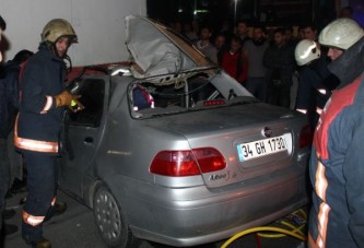 Beyoğlu'nda otomobil kamyonun altına girdi! 2 yaralı