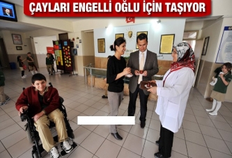 Çayları engelli oğlu için taşıyor