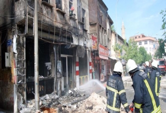 DOĞALGAZ BORUSU PATLADI, İKİ KATLI BİNA KÜL OLDU