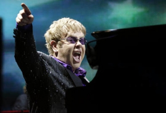 Elton John ölümden döndü