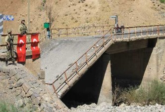 Hisarkapı Köprüsü'ne Türk bayrağı asıldı