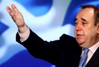 İskoçya'da başbakan Salmond istifa etti