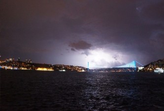 İstanbul gece çakan şimşeklerle aydınlandı