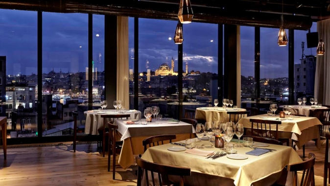 İSTANBUL’UN MANZARASINI EŞSİZ LEZZETLERLE BULUŞTURAN 5 FINE DINING RESTORAN...