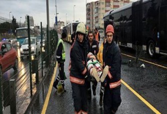 İstanbul'da metrobüs kazası! Yaralılar var.