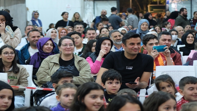 İzmit Kent Meydanı’nda eğlenceye tam gaz devam