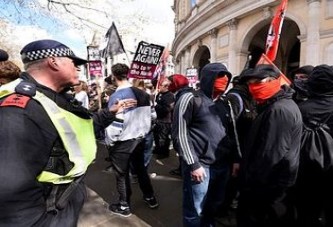 Londra karıştı.