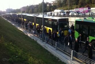 Metrobüs kazası yolu kapattı