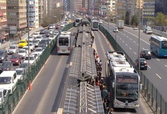 Metrobüsten indi, 2 milyon lirasını kaptırdı!