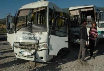 Minibüsle midibüs çarpıştı: 14 yaralı