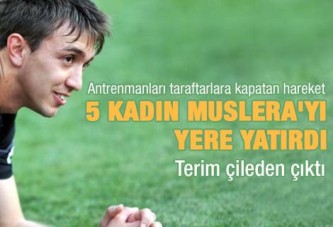 Muslera kadınların saldırısına uğradı