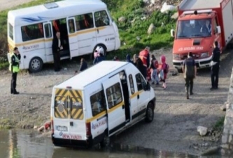 Öğrenci Servisi Devrildi: 16 Yaralı