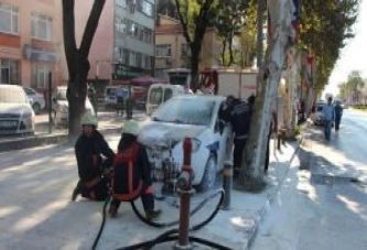 Polise kızdı, ekip otosunu yaktı