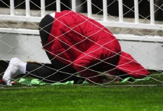 Saha kenarında namaz kılıp oyuna girdi!