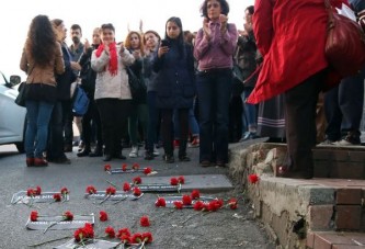 Sendika üyeleri Kazancı Yokuşu'na karanfil bıraktı