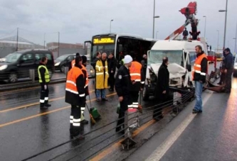 Servis minibüsü metrobüsle çarpıştı