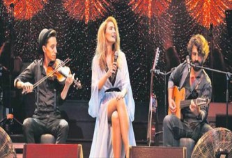 Sıla'dan defile gibi konser