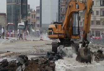 Taksim'de boru patladı, gölet oluştu