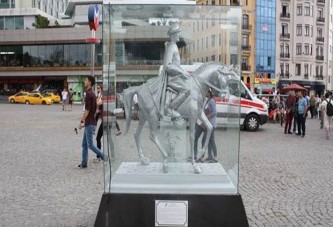 Taksim'deki Atatürk heykeli ilgi çekti