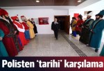 Askerden sonra tarihi kıyafetli polisler sahnede