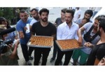 Burak Özçivit ve Murat Boz baklava dağıttı