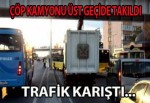 Çöp Kamyonu Üstgeçide Takıldı, Trafik Kilitlendi