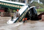 Demiryolu köprüsü, üstünden tren geçerken çöktü