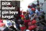 DİSK önünde yangın söndürme tüplü, yumruklu, tekmeli kavga