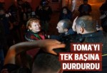 Kadın eylemci Mis Sokak'ta TOMA'yı tek başına durdurdu