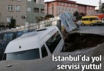 Kağıthane'de yol çöktü, servis minibüsü içine düştü