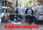 Kaldırımı araçlar işgal edince yoldan yürüdü canından oldu