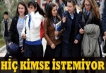 Serbest kıyafete tamamen karşılar