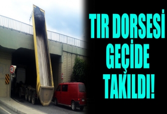 TIR dorsesi geçide takıldı