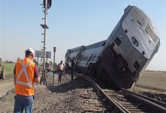 Tren ile TIR çarpıştı: 20 yaralı