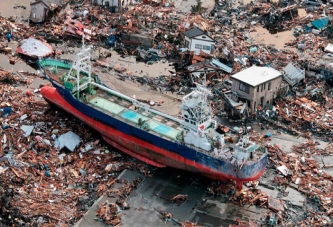 Tsunaminin simgesi olan gemi parçalanıyor