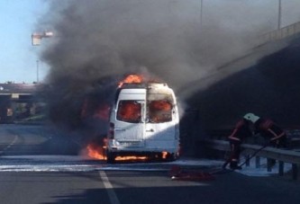 Turist minibüsü yandı