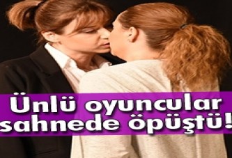 Ünlü oyuncular sahnede öpüştü!