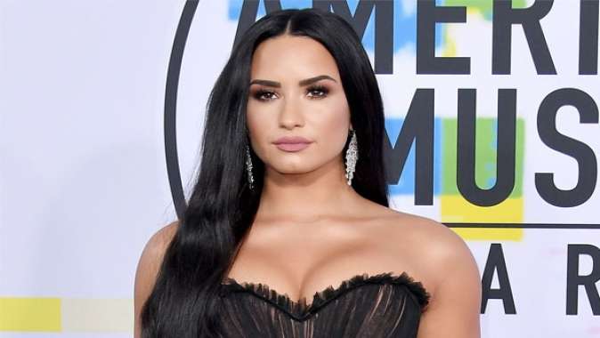 Ünlü şarkıcı Demi Lovato hastaneye kaldırıldı