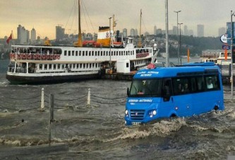 Üsküdar'da deniz ile kara iç içe geçti